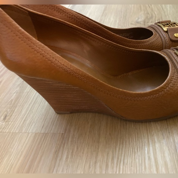 ❤️❤️Tory Burch Leather Brown Peep Toe High Wedges W/Gold Monogram - Picture 3 of 13